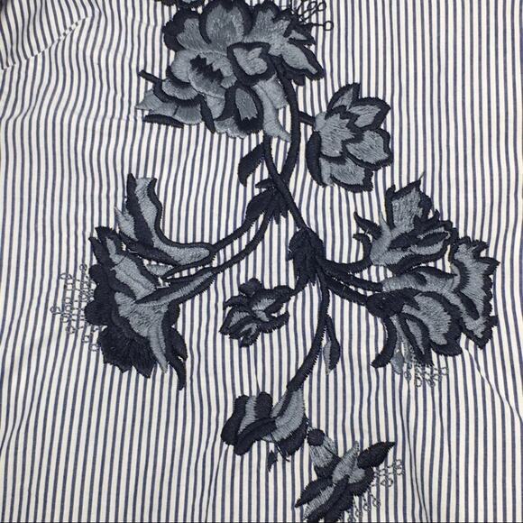 Crown & Ivy Stripe Blouse With Floral Embroidery Size Medium - Picture 5 of 10